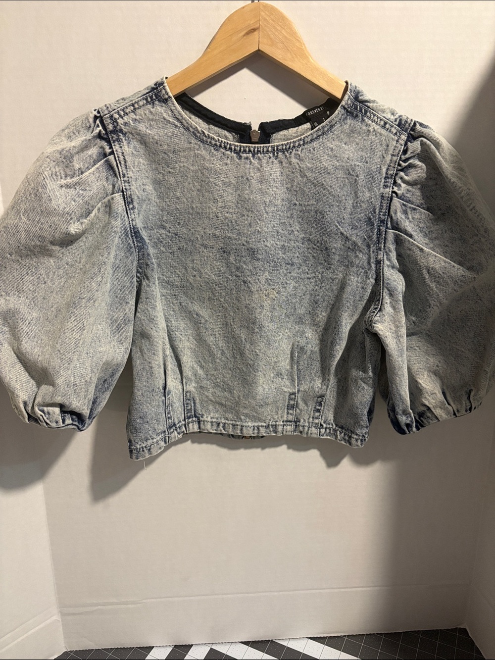 Forever 21 acid wash Light Wash Denim Puff Sleeve Top Sz S